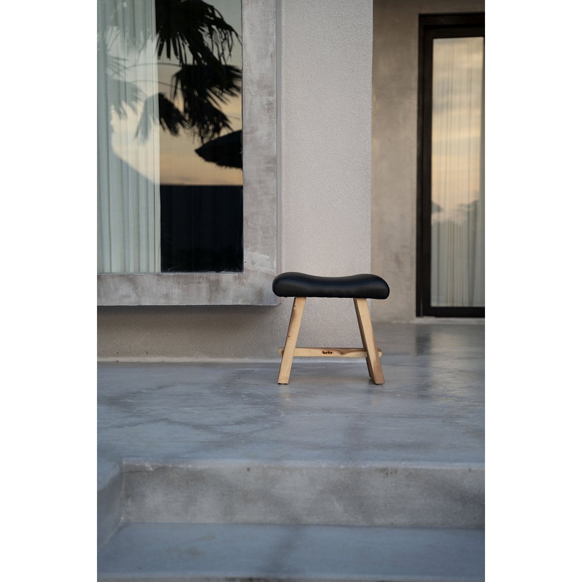 Hocker aus Suarholz natur mit schwarzer Ledersitzfläche | VIA X SELECTION