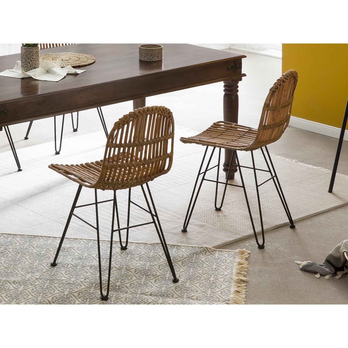 Esszimmerstuhl aus naturbelassenem Rattan mit schwarzem Metallgestell | VIA X SELECTION