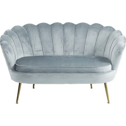 Muschelsofa in hellgrauer Samtoptik mit goldfarbenem Metallgestell | VIA X SELECTION