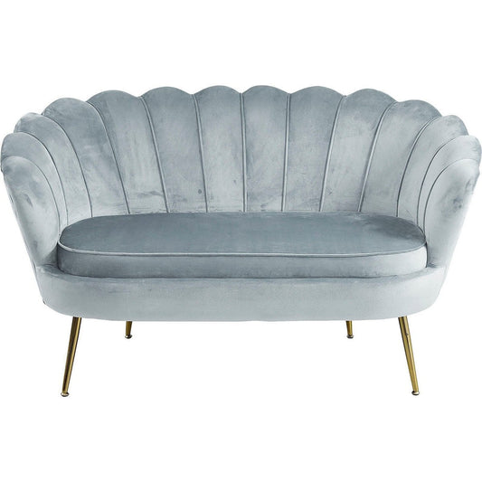 Muschelsofa in hellgrauer Samtoptik mit goldfarbenem Metallgestell | VIA X SELECTION