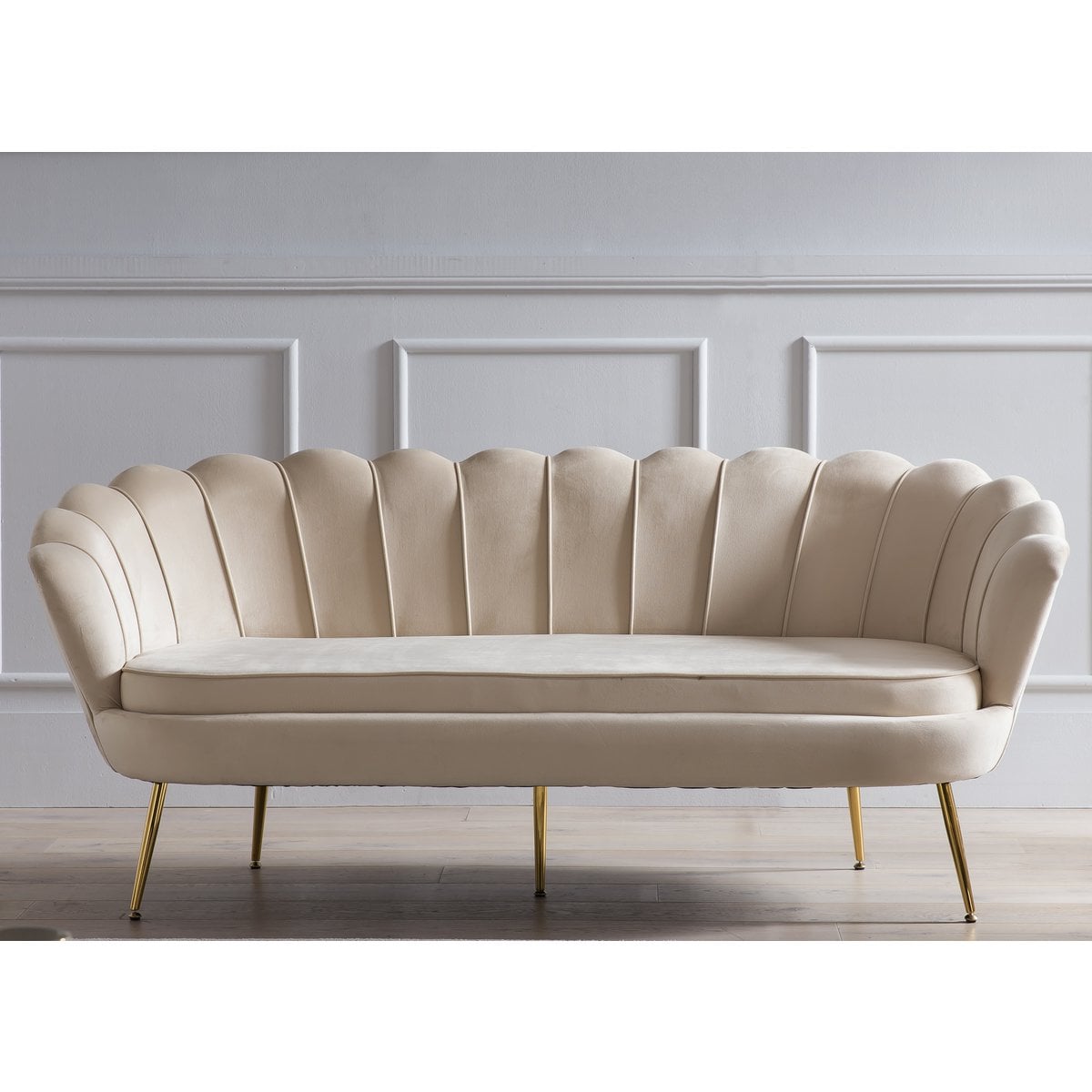 3-Sitzer-Muschelsofa in beigefarbener Samtoptik mit goldfarbenem Metallgestell | VIA X SELECTION