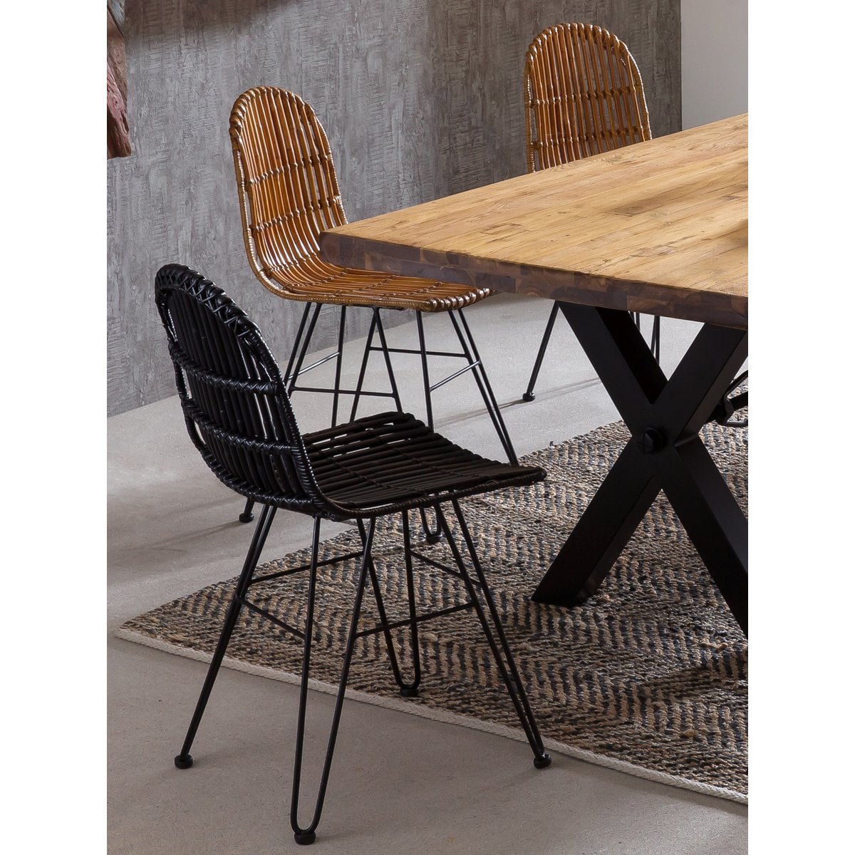Esszimmerstuhl aus naturbelassenem Rattan mit schwarzem Metallgestell | VIA X SELECTION