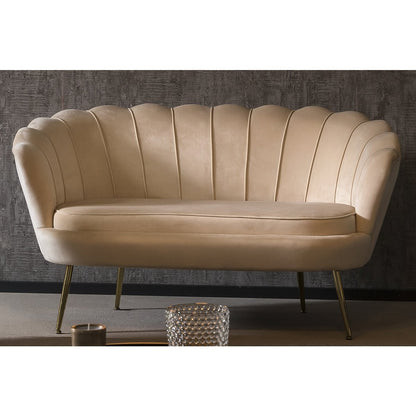 Muschelsofa in beigefarbener Samtoptik mit goldfarbenem Metallgestell | VIA X SELECTION