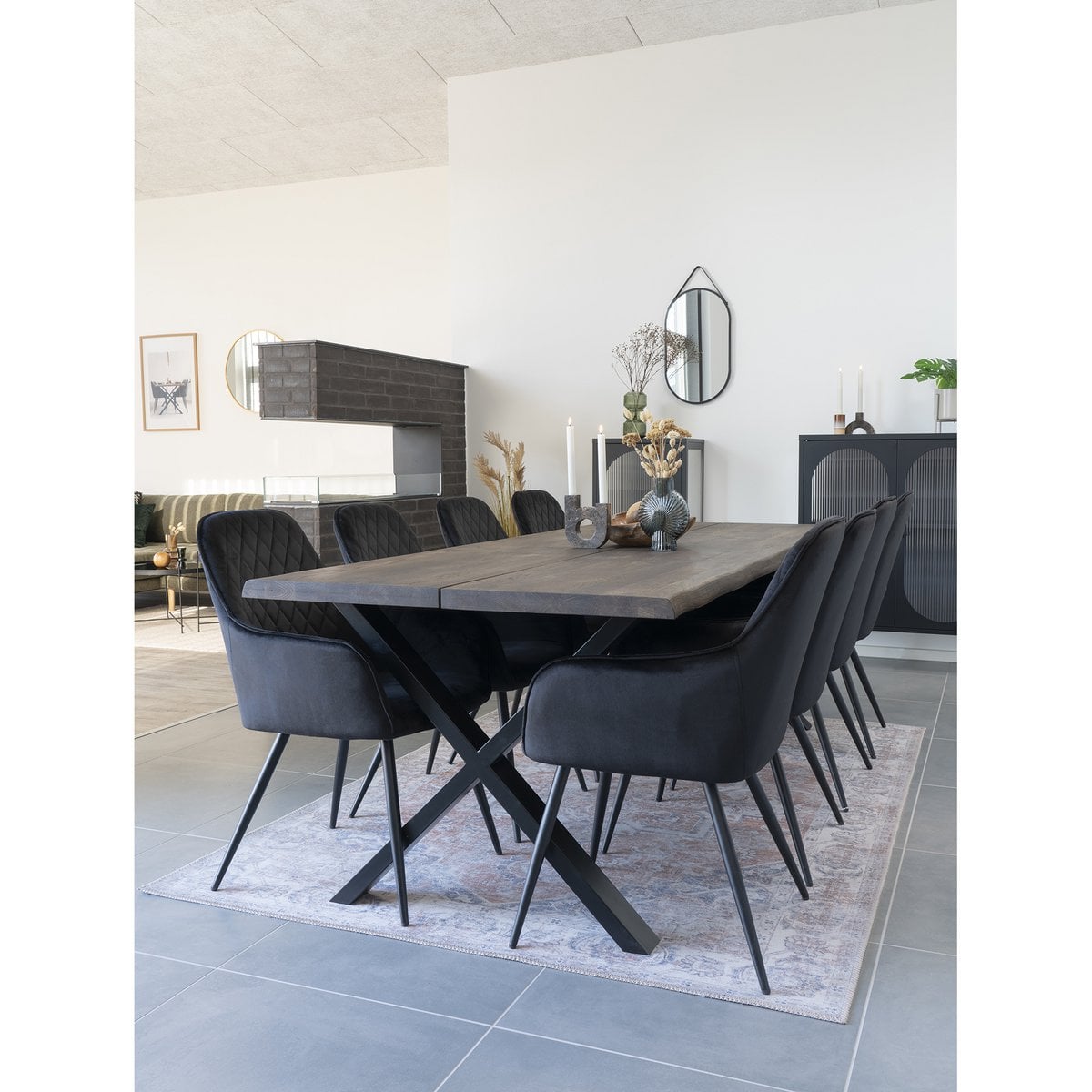 Ovaler Wandspiegel mit schwarzem Rahmen und Riemen, 35 × 60 cm | VIA X SELECTION