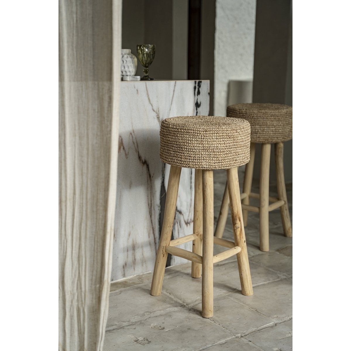 Barhocker aus Raffia und Teakholz in Natur | VIA X SELECTION