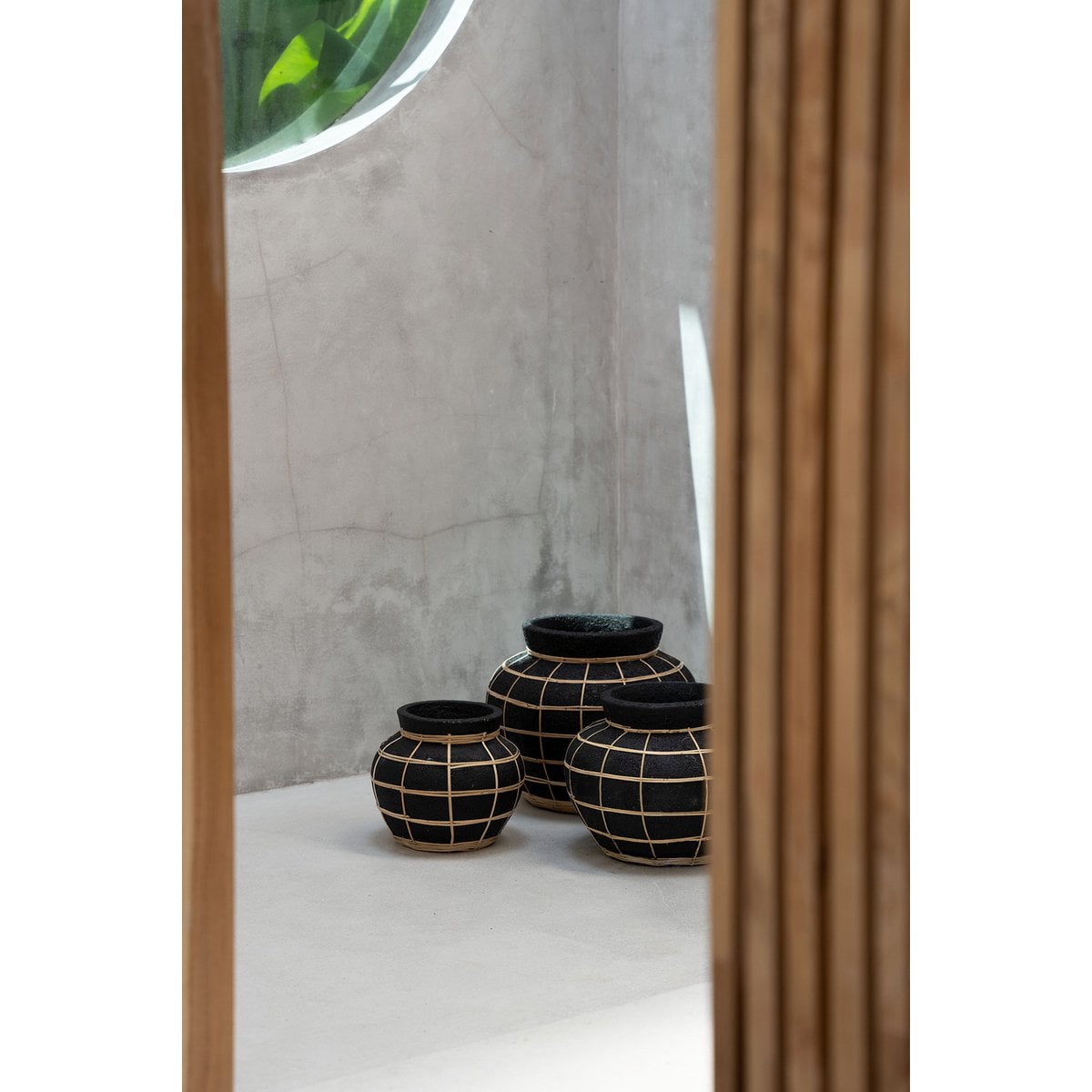Große Terrakotta-Vase in Schwarz und in Natur | VIA X SELECTION