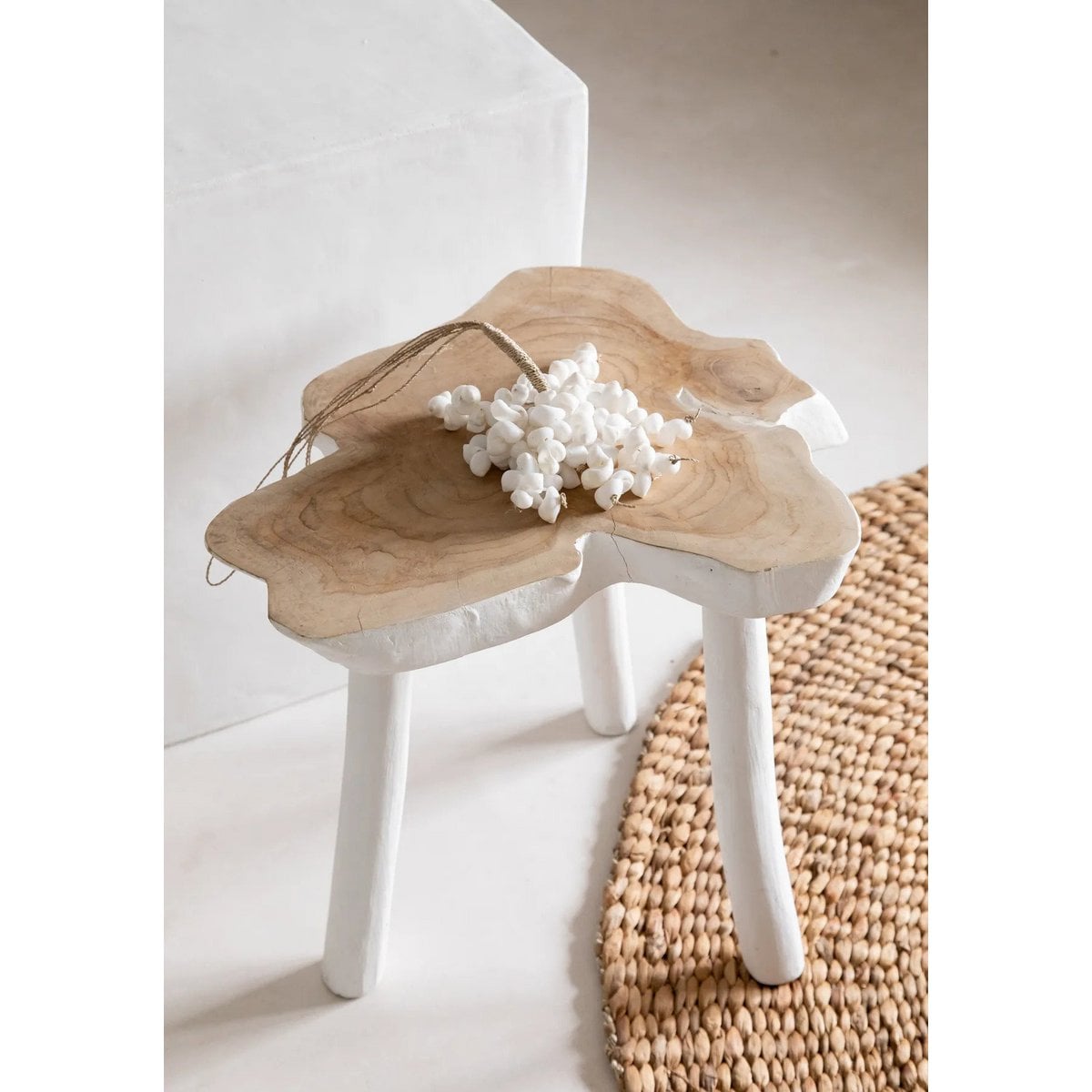 Beistelltisch in organischer Form Natur-Weiß, 45 × 45 × 40 cm | VIA X SELECTION