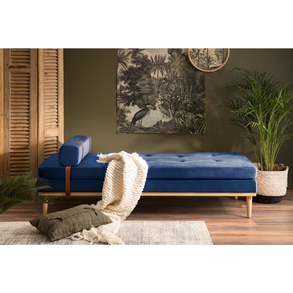 Daybed aus blauem Samt mit Nackenrolle | VIA X SELECTION