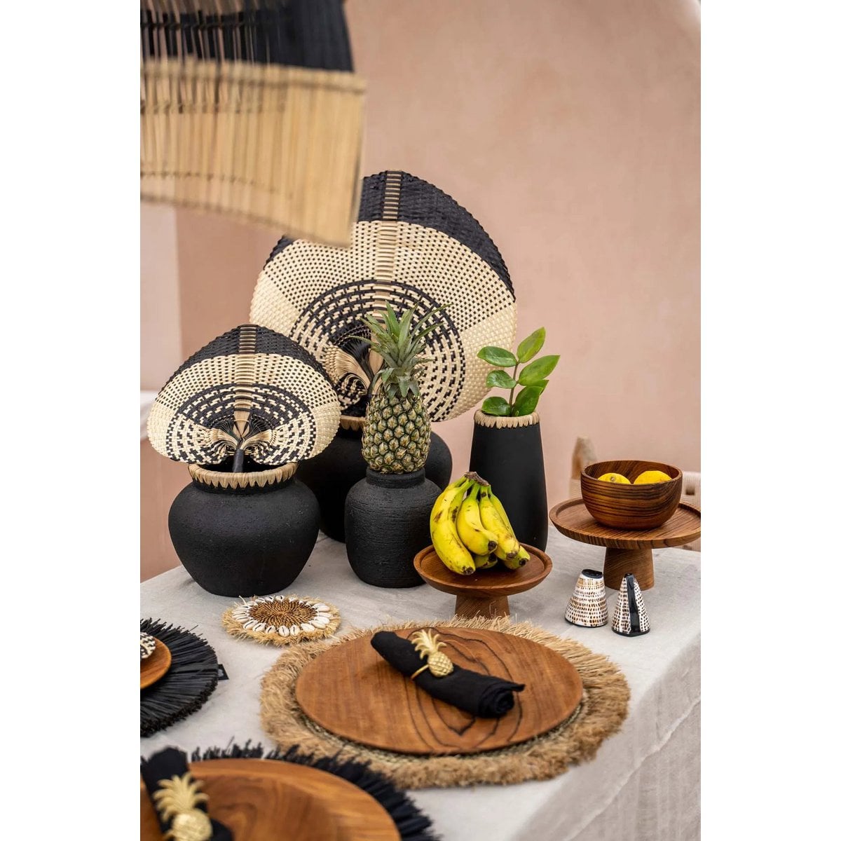 Breite Terrakotta-Vase mit Raffia-Detail | VIA X SELECTION