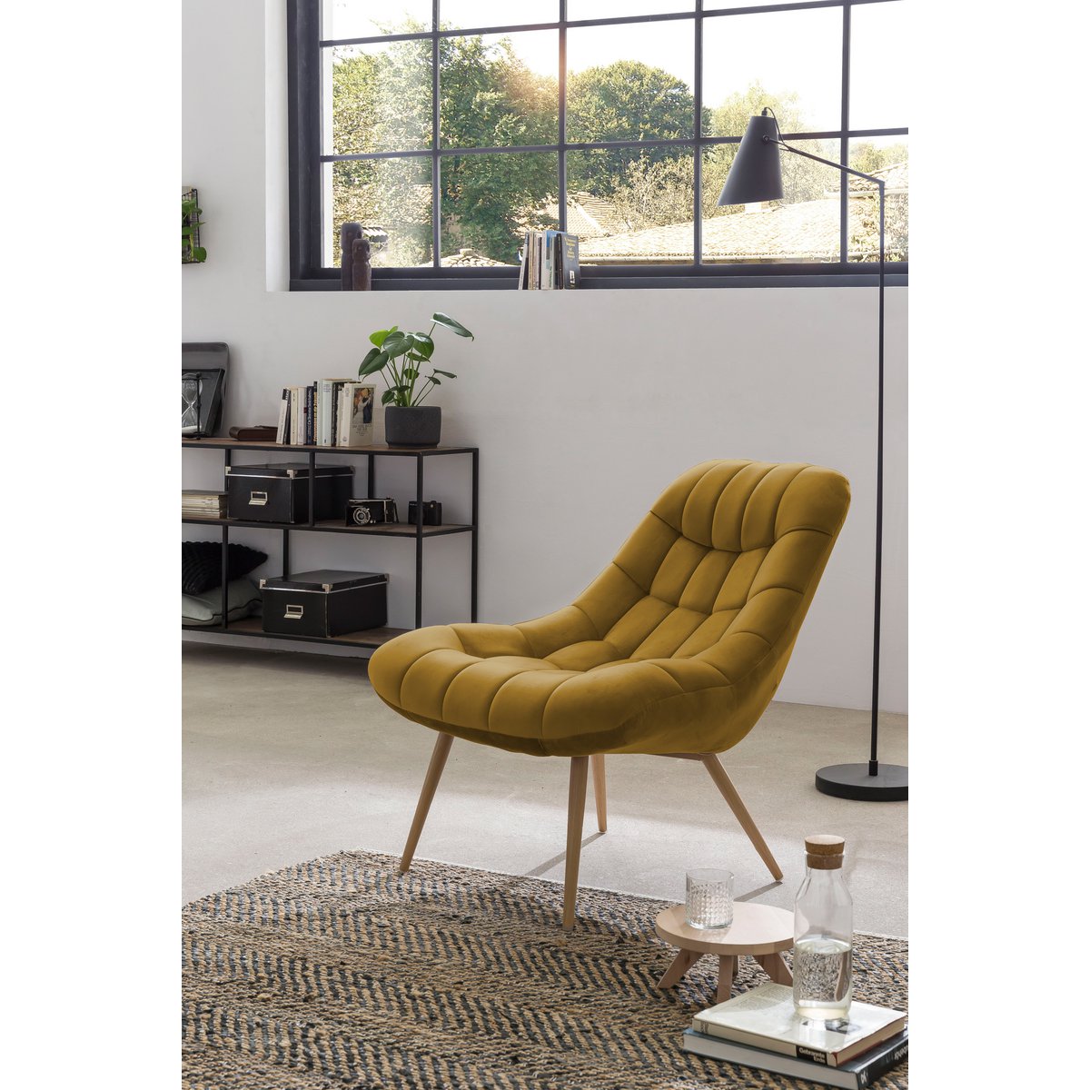 Loungesessel aus Samt senfgelb mit XXL-Sitzfläche | VIA X SELECTION