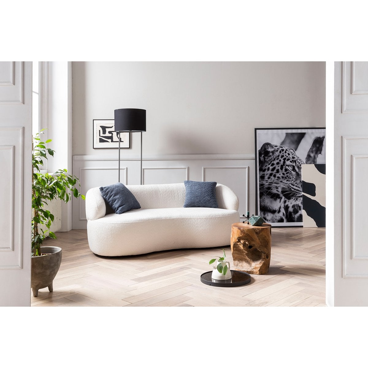 2-Sitzer-Sofa in weißem Bouclé mit gerundeter Form | VIA X SELECTION