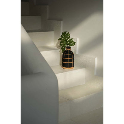 Große runde Terrakotta-Vase mit Rattan-Detail | VIA X SELECTION