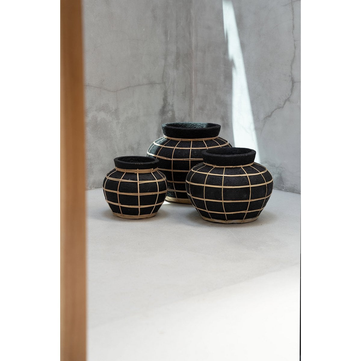 Große Terrakotta-Vase in Schwarz und in Natur | VIA X SELECTION