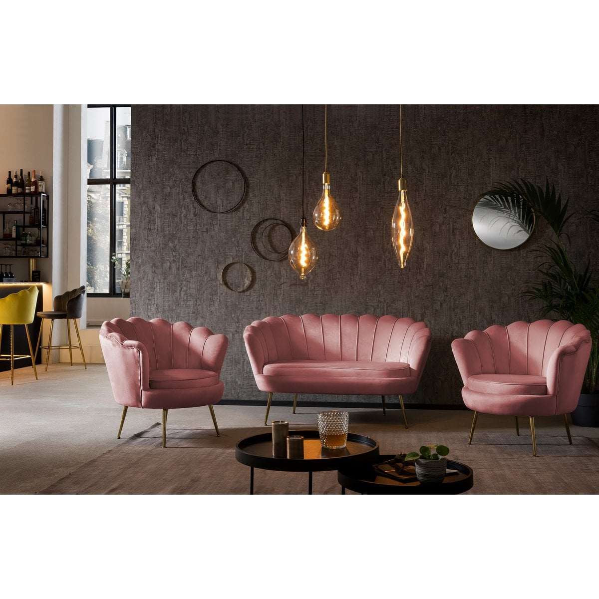 Muschelsofa aus roséfarbenem Samt mit goldfarbenem Metallgestell | VIA X SELECTION