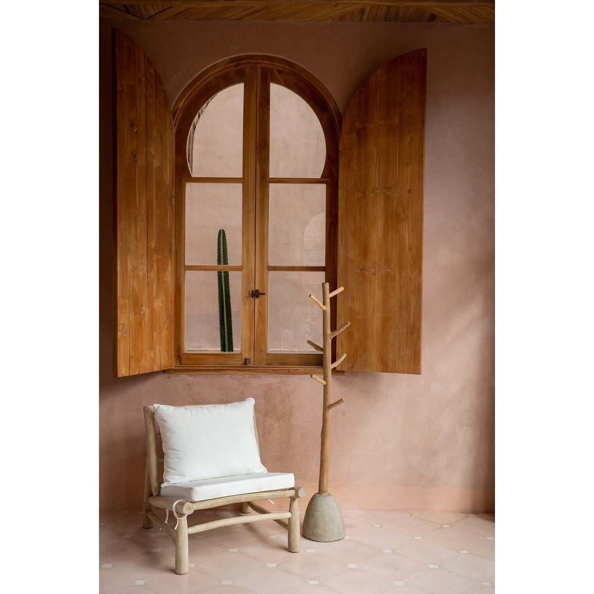 Garderobenständer aus Teakholz und Beton, 25 × 25 × 150 cm | VIA X SELECTION