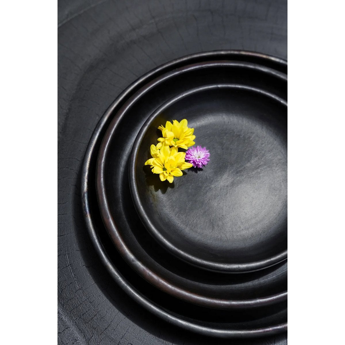 Schwarzer Teller aus gebrannter Terrakotta 26 cm | VIA X SELECTION