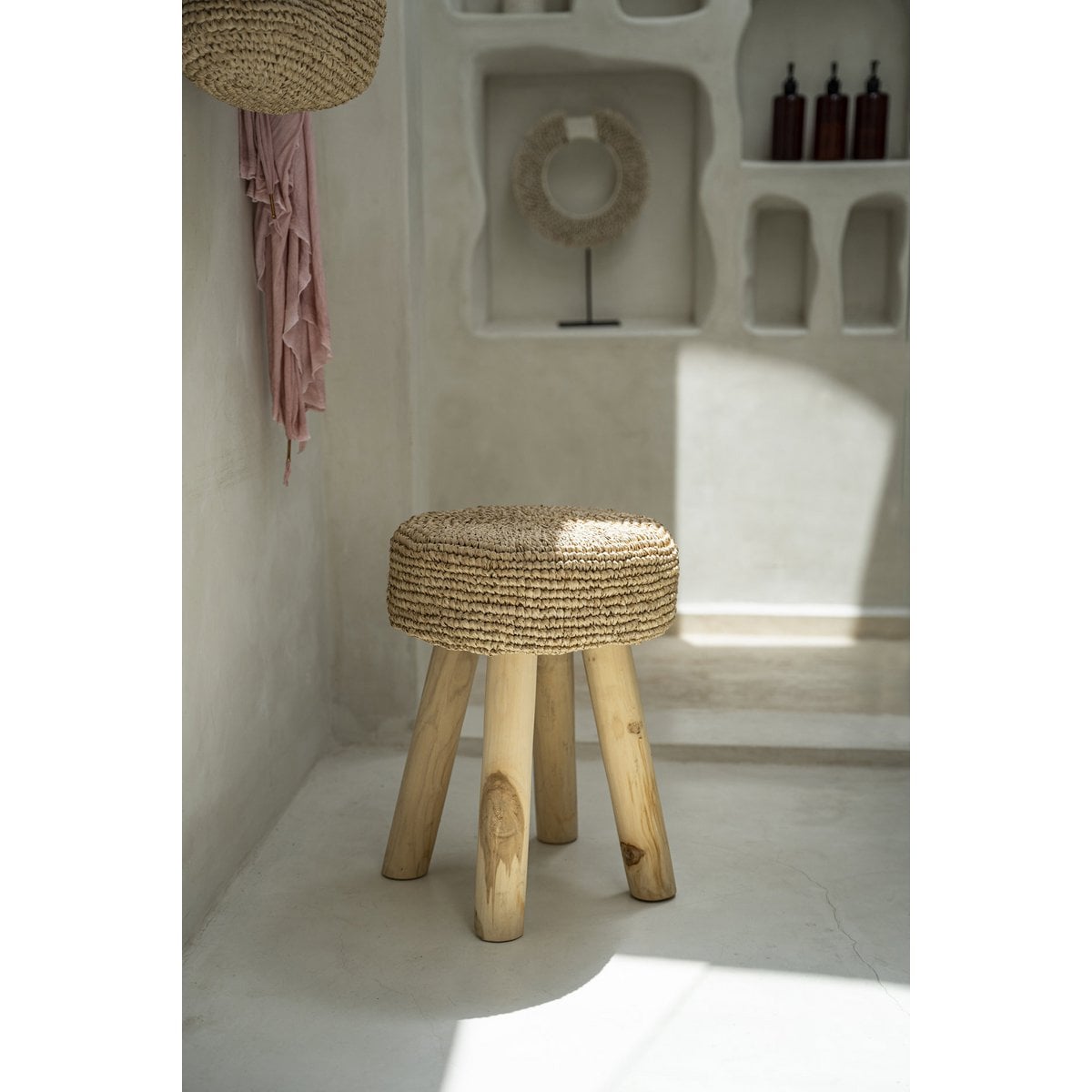 Geflochtener Hocker aus Teakholz und Raffia in Natur | VIA X SELECTION