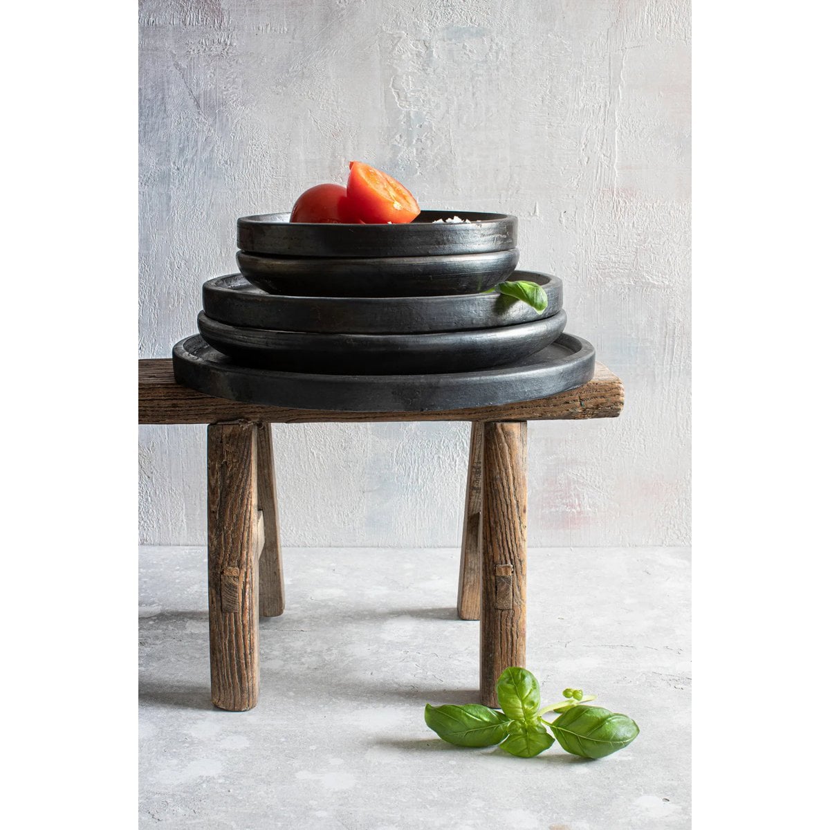 Schwarzer Teller aus gebrannter Terrakotta 26 cm | VIA X SELECTION