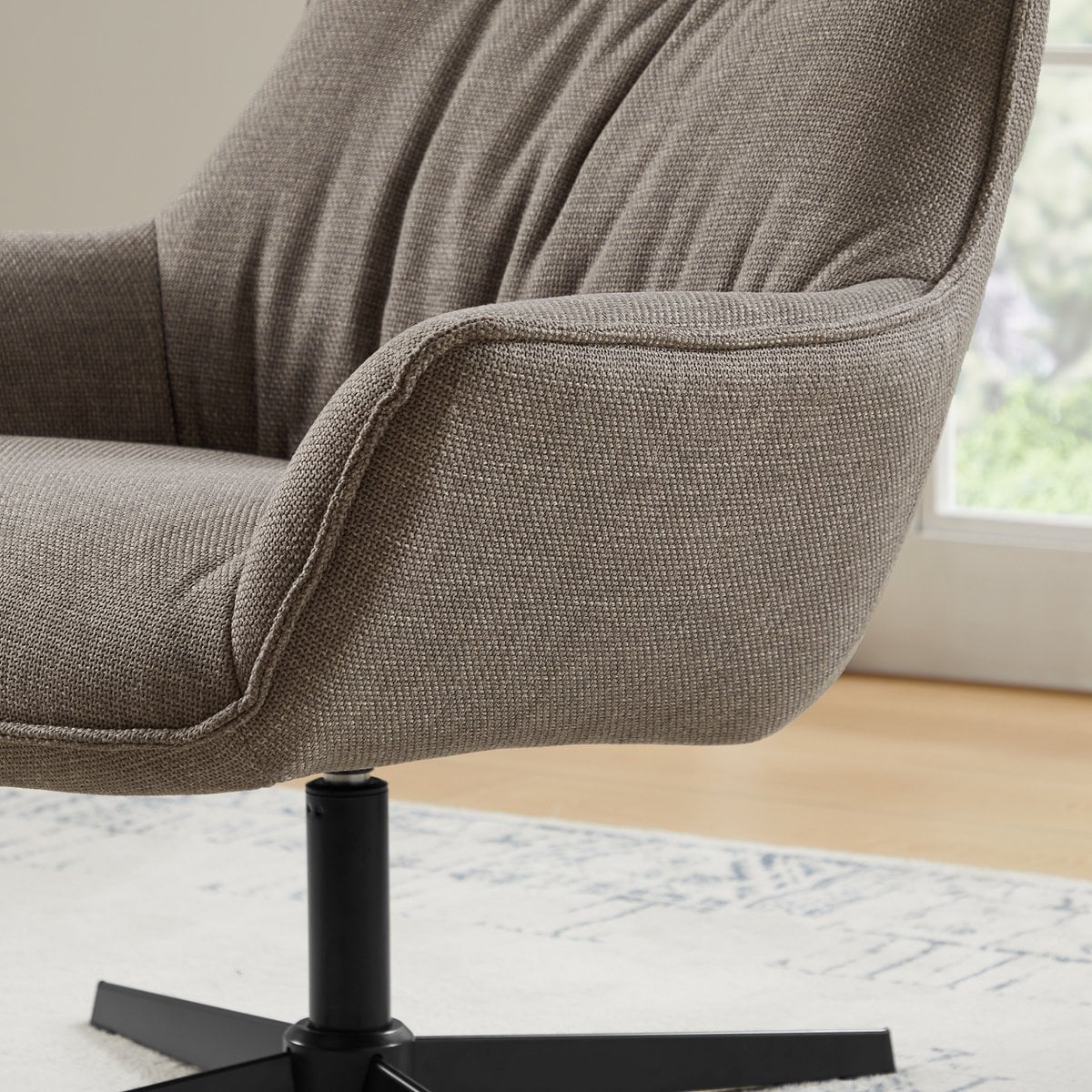 Drehsessel aus Strukturstoff in Taupe | VIA X SELECTION