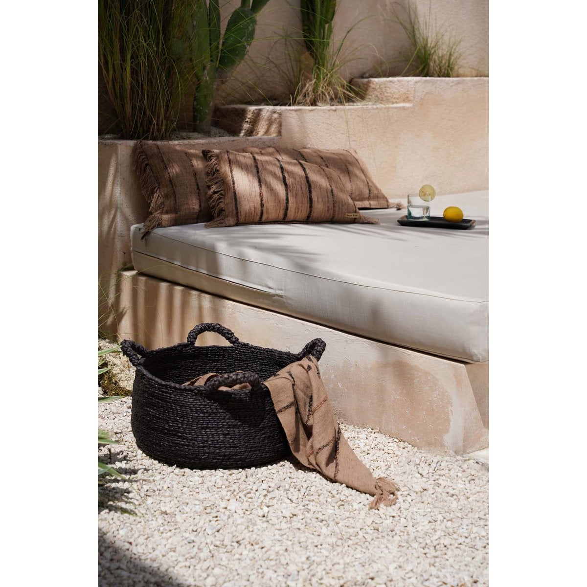 Korb aus Seegras schwarz mit vier Henkeln, 60 × 60 × 30 cm | VIA X SELECTION