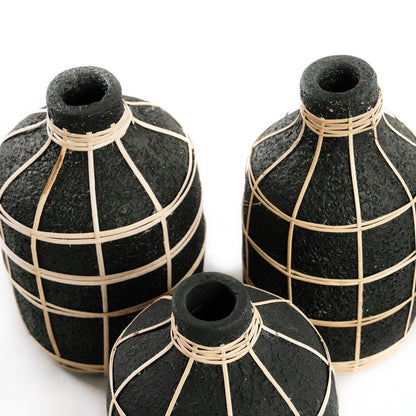 Mittlere runde Terrakotta-Vase mit Rattan-Detail | VIA X SELECTION