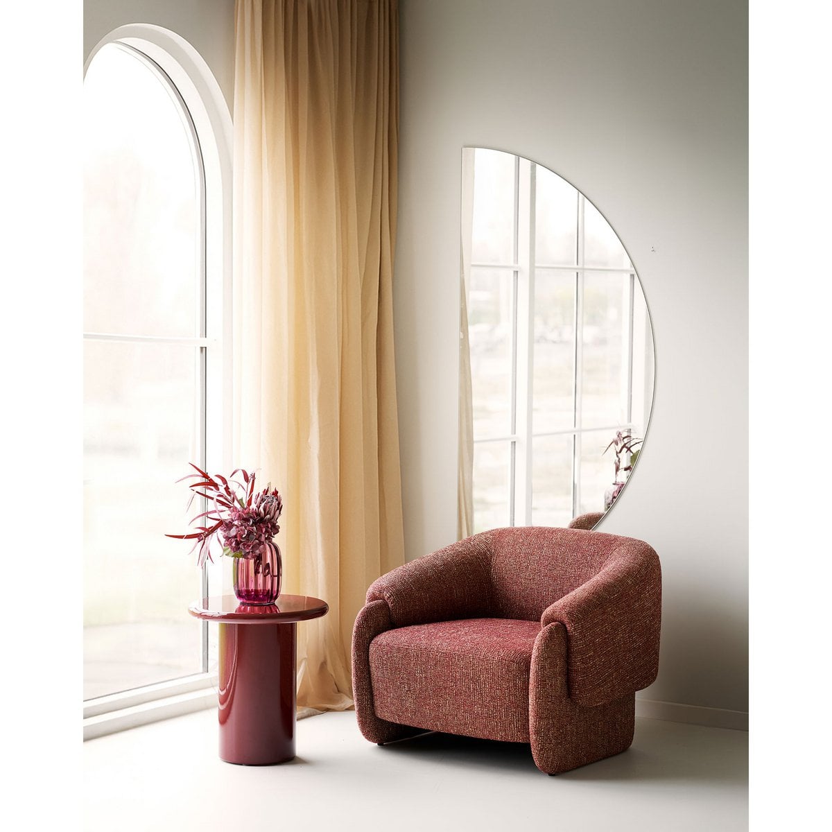 Runder Beistelltisch in Bordeaux, Ø, 45 × 50 cm | VIA X SELECTION