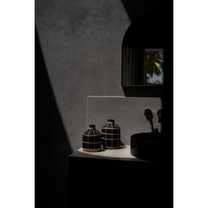 Mittlere runde Terrakotta-Vase mit Rattan-Detail | VIA X SELECTION