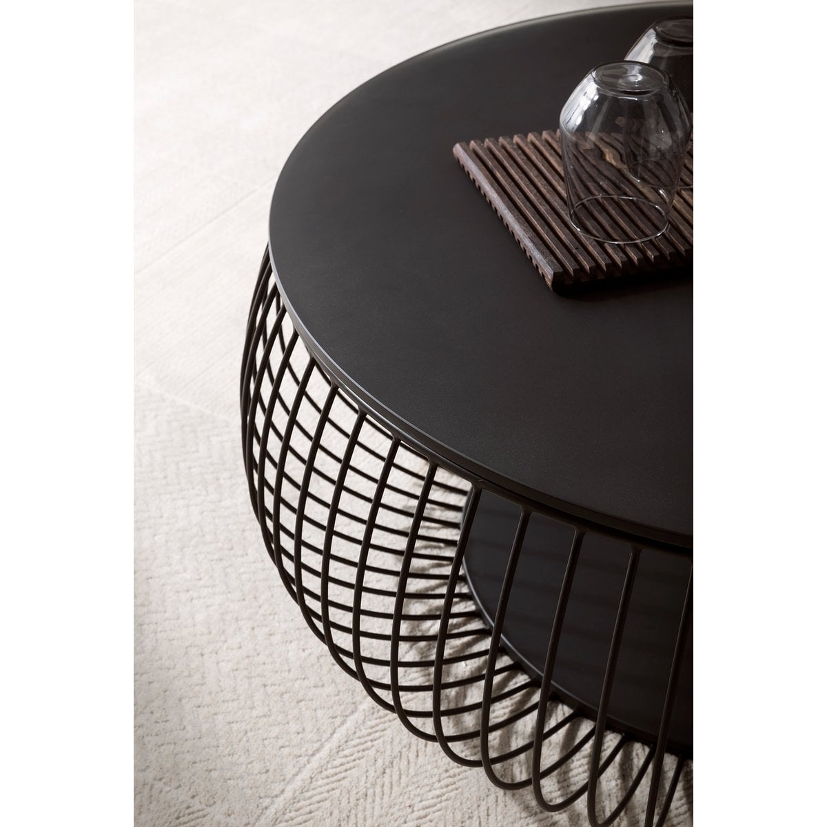Runder Couchtisch mit schwarzer Glasplatte und Drahtgestell, Ø, 86 × 35 cm | VIA X SELECTION