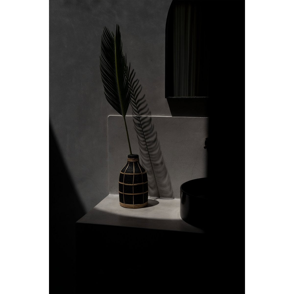 Große runde Terrakotta-Vase mit Rattan-Detail | VIA X SELECTION