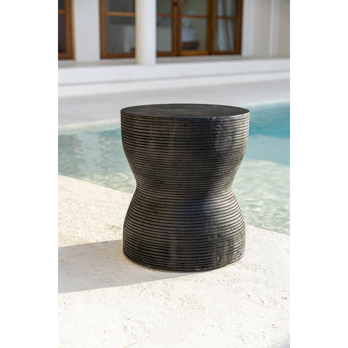 Hocker aus Suarholz schwarz mit organischer Maserung | VIA X SELECTION