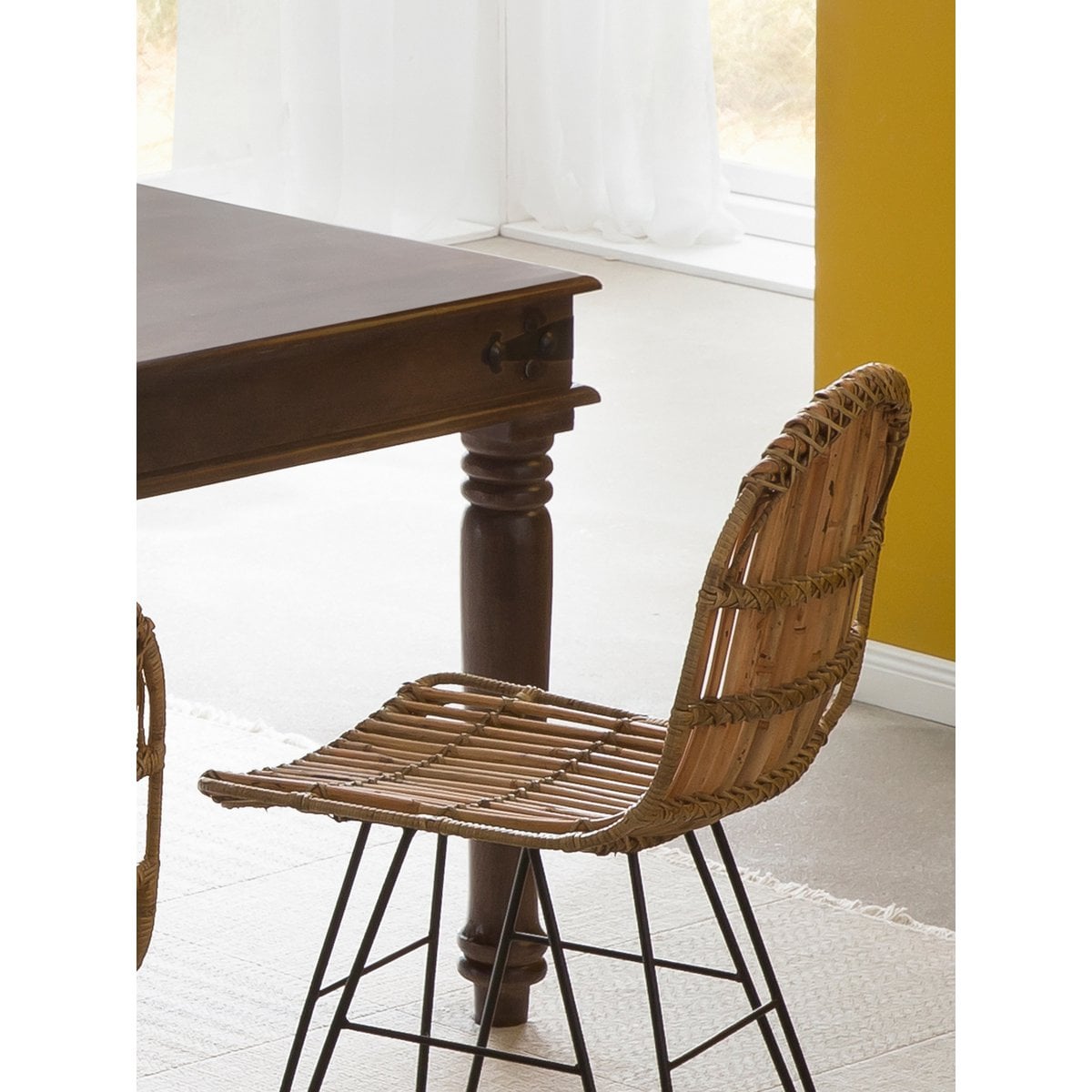 Esszimmerstuhl aus naturbelassenem Rattan mit schwarzem Metallgestell | VIA X SELECTION