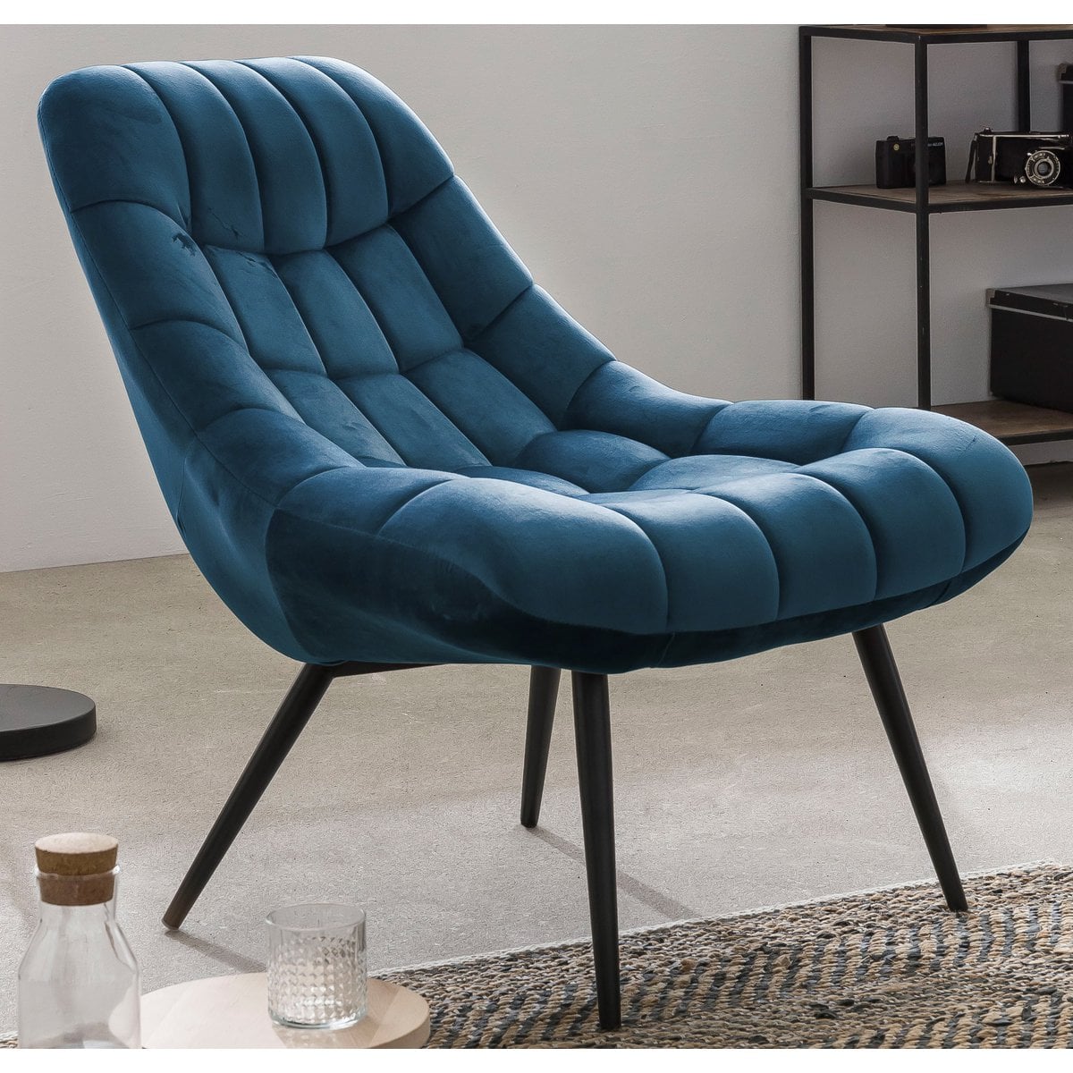 Loungesessel aus Samt blau mit XXL-Sitzfläche | VIA X SELECTION