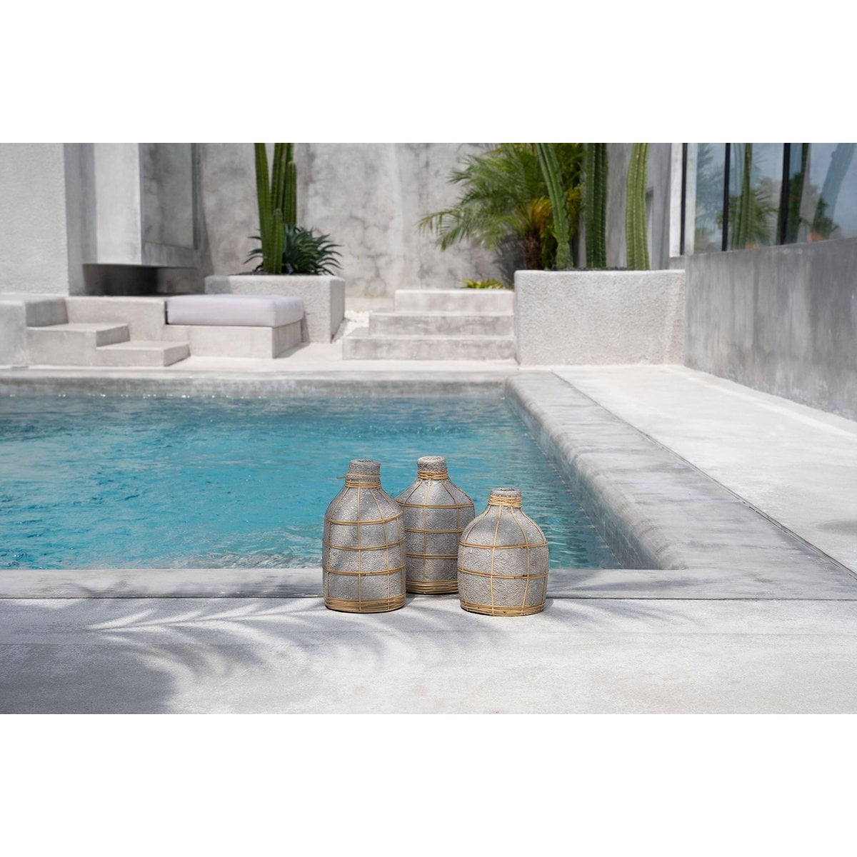 Mittlere Terrakotta-Vase in Betongrau und in Natur | VIA X SELECTION