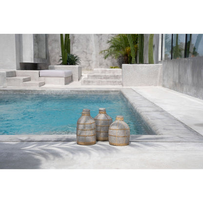 Mittlere Terrakotta-Vase in Betongrau und in Natur | VIA X SELECTION