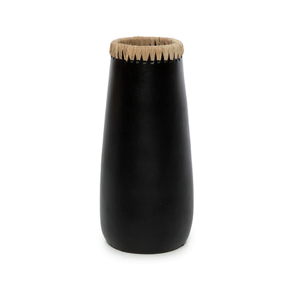 Schmale Terrakotta-Vase mit Raffia-Detail | VIA X SELECTION