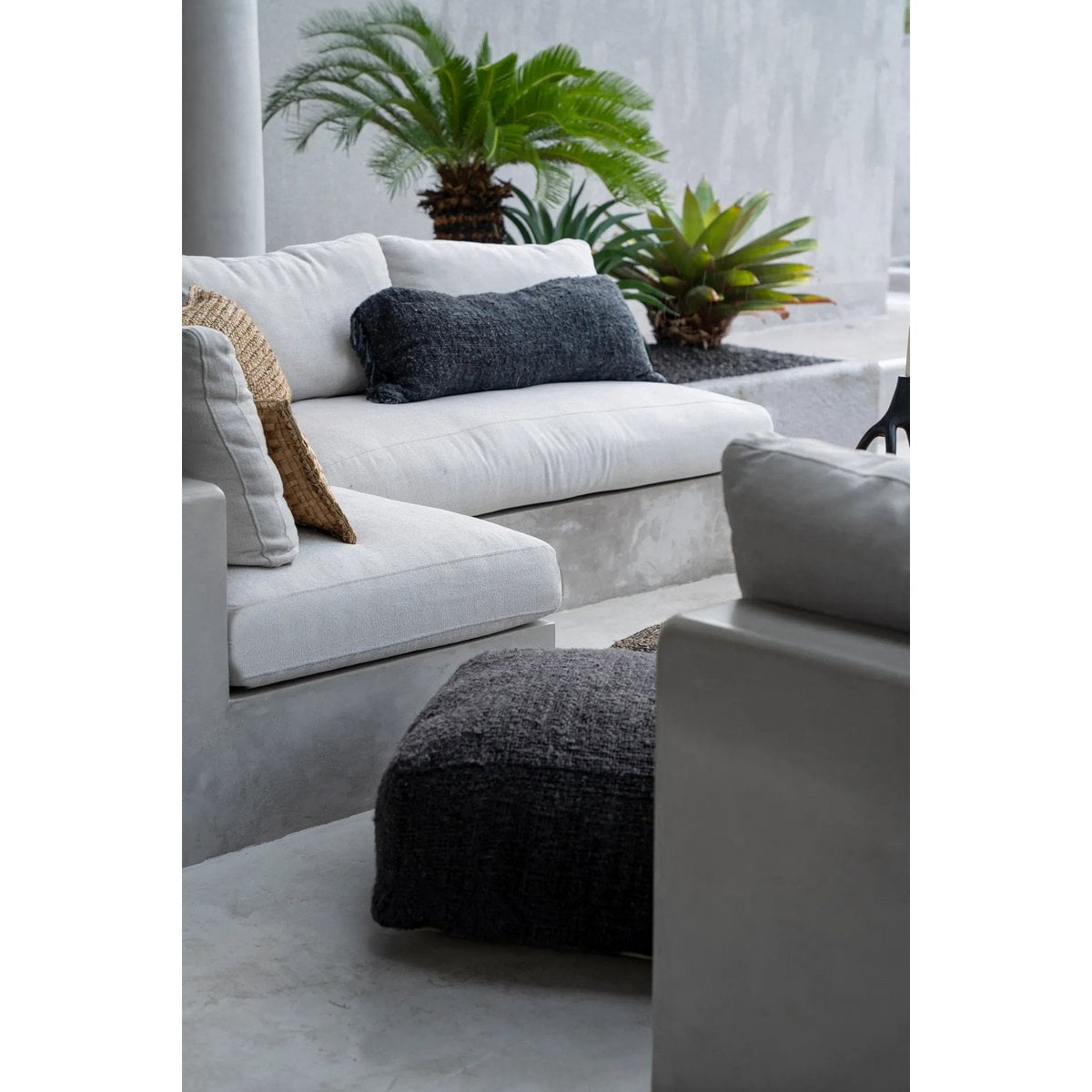 Langer Kissenbezug aus Baumwolle in Schwarz und Dunkelblau, 35 × 100 cm | VIA X SELECTION