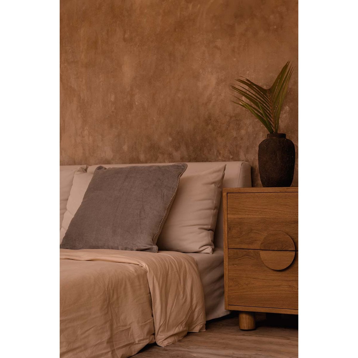 Nachttisch aus Teakholz mit zwei Schubladen, 50 × 40 × 58 cm | VIA X SELECTION