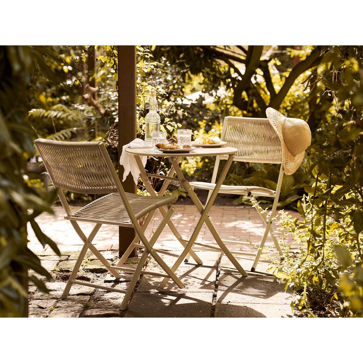 Bistro-Set in Taupe mit zwei Stühlen und Tisch | VIA X SELECTION