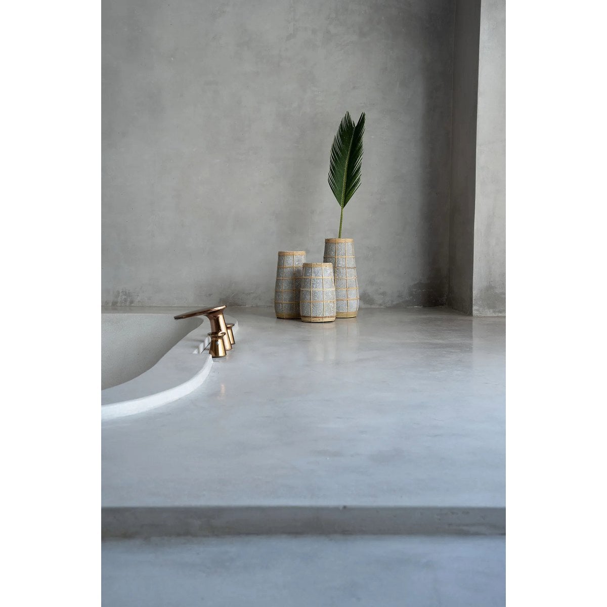 Terrakotta-Vase mit Raffia-Detail | VIA X SELECTION