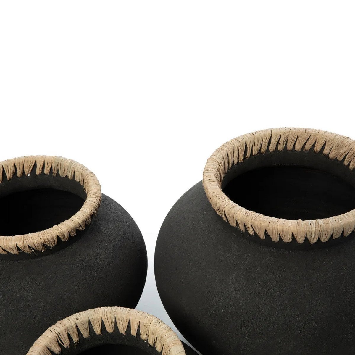 Breite Terrakotta-Vase mit Raffia-Detail | VIA X SELECTION