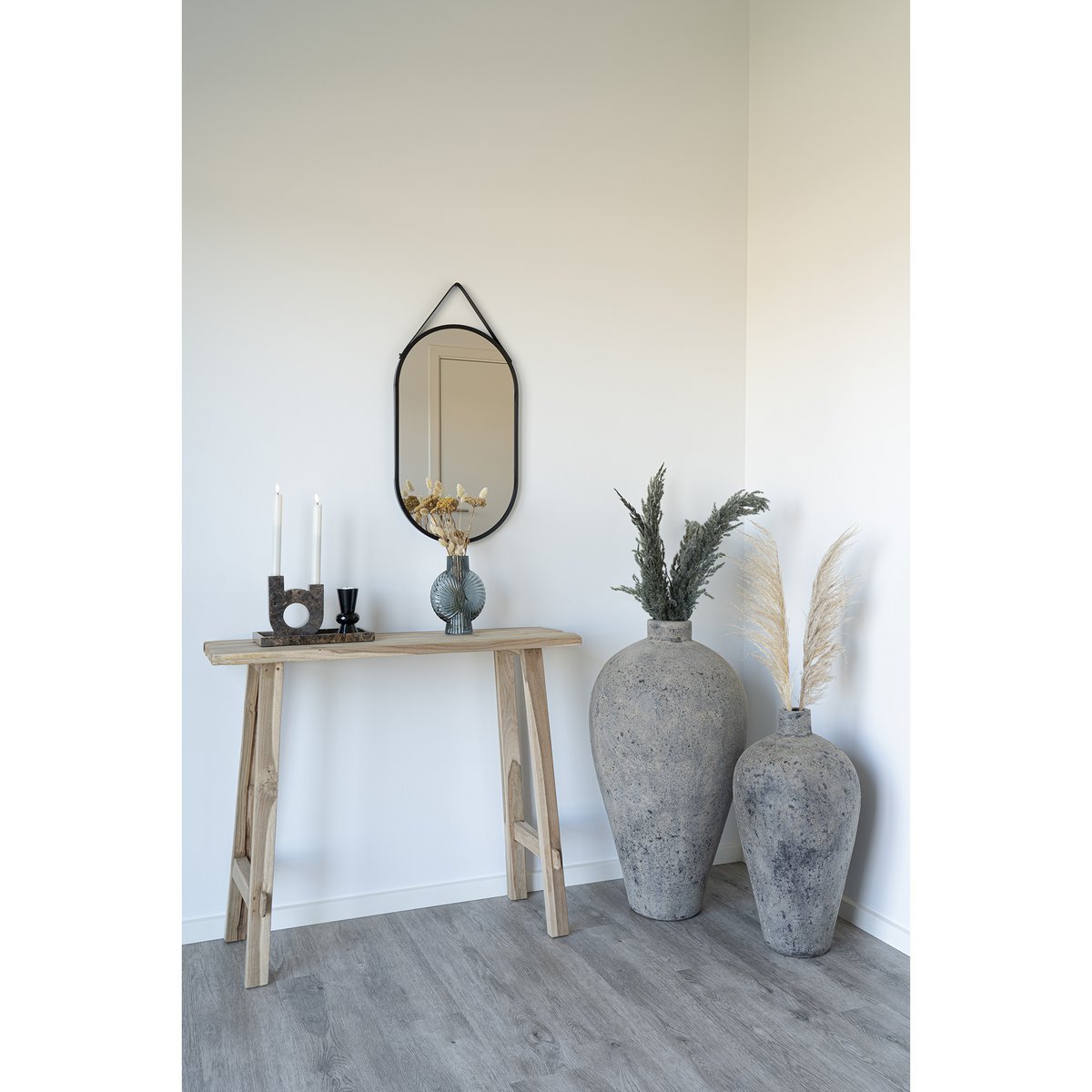 Ovaler Wandspiegel mit schwarzem Rahmen und Riemen, 35 × 60 cm | VIA X SELECTION