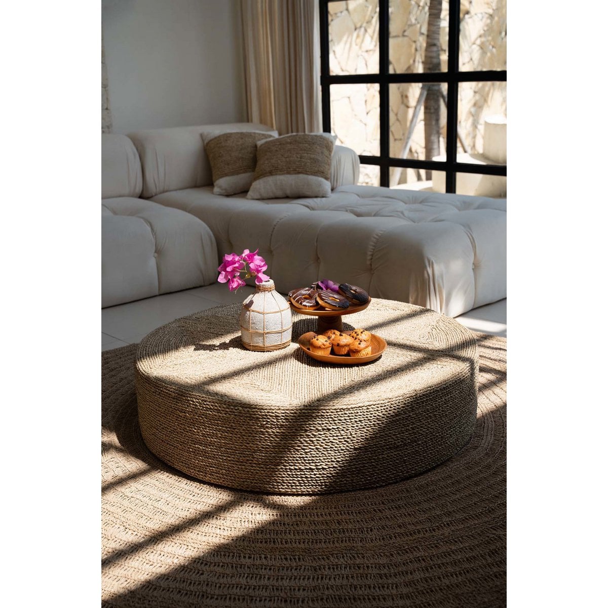 Mittlere Terrakotta-Vase in Betongrau und in Natur | VIA X SELECTION