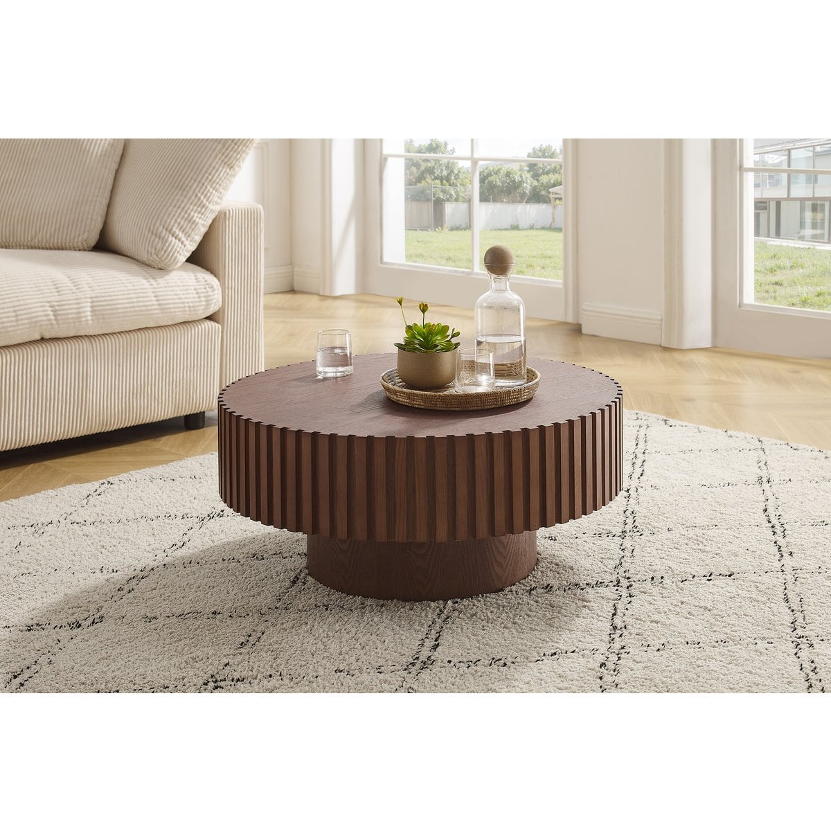 Runder Couchtisch aus Walnussfurnier mit Lamellendetail, Ø, 80 × 34 cm | VIA X SELECTION