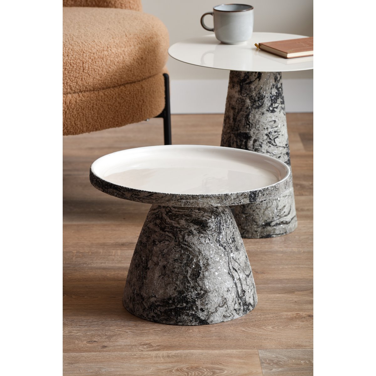 Beistelltisch mit Marmoroptik-Sockel, 42 × 42 × 29 cm | VIA X SELECTION