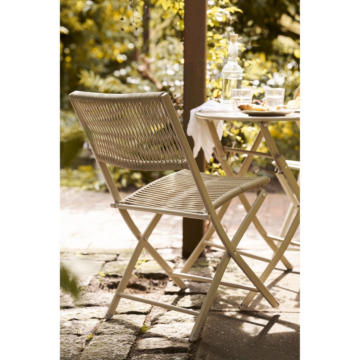 Bistro-Set in Taupe mit zwei Stühlen und Tisch | VIA X SELECTION
