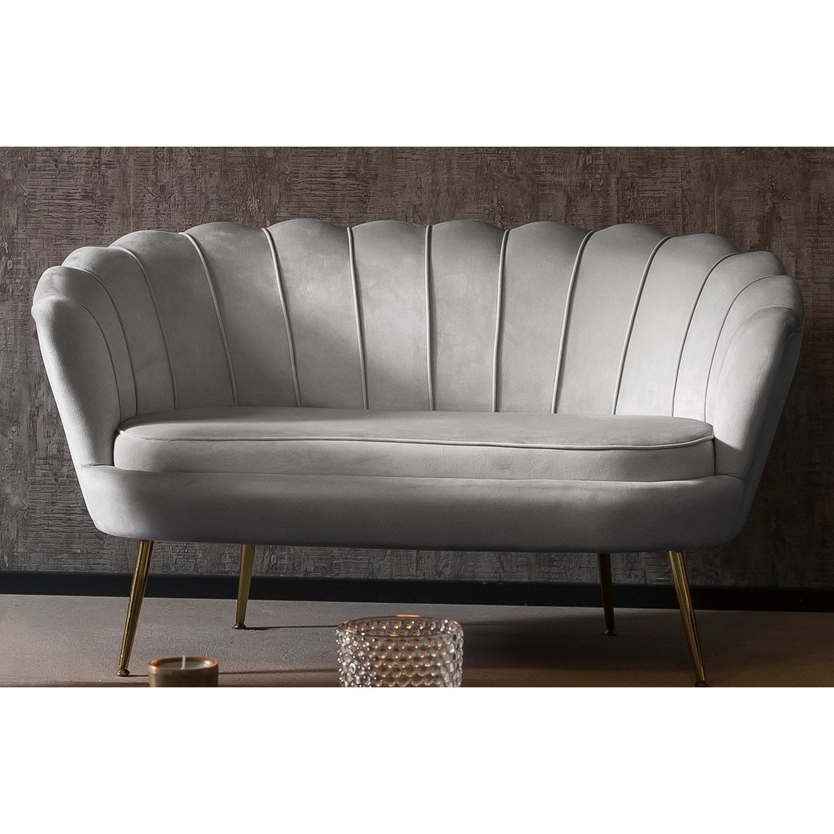 Muschelsofa in hellgrauer Samtoptik mit goldfarbenem Metallgestell | VIA X SELECTION