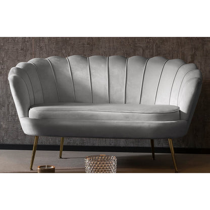 Muschelsofa in hellgrauer Samtoptik mit goldfarbenem Metallgestell | VIA X SELECTION