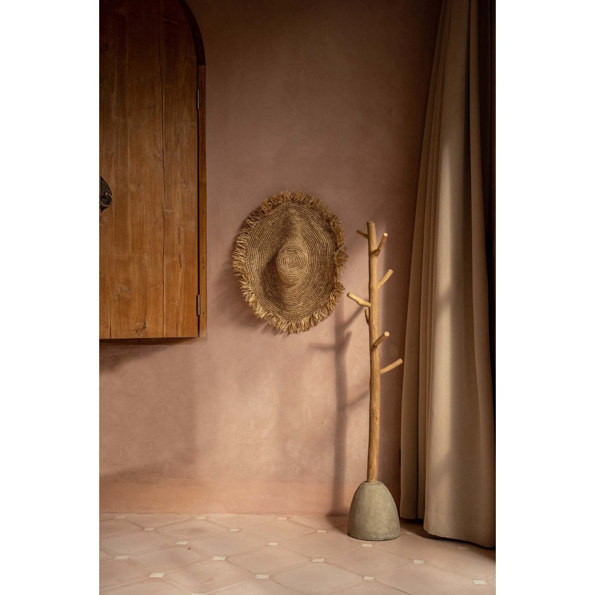 Garderobenständer aus Teakholz und Beton, 25 × 25 × 150 cm | VIA X SELECTION