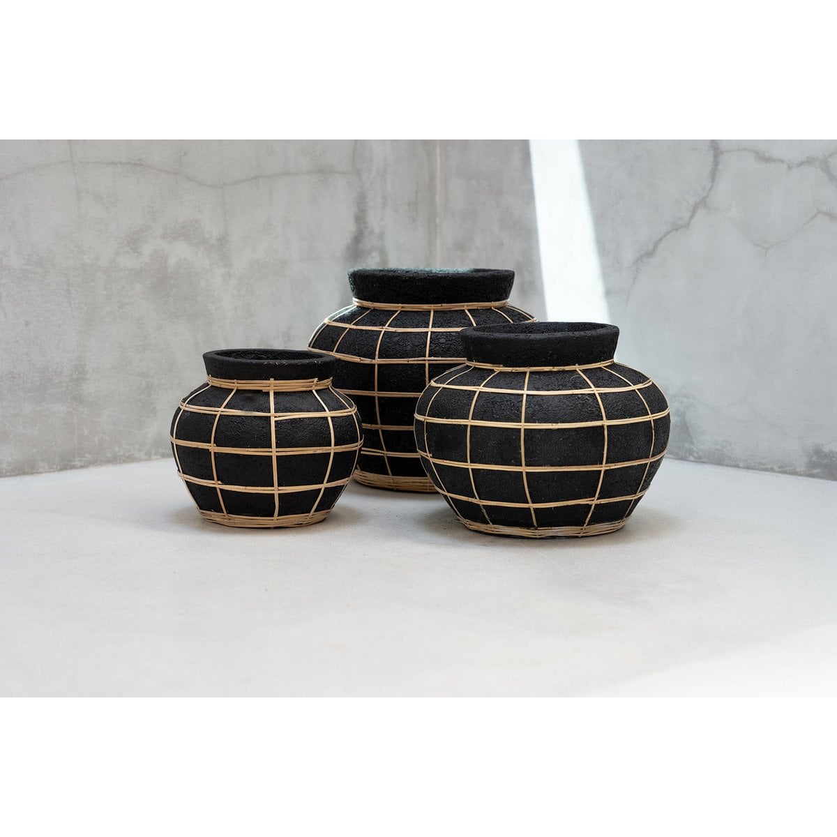 Große Terrakotta-Vase in Schwarz und in Natur | VIA X SELECTION