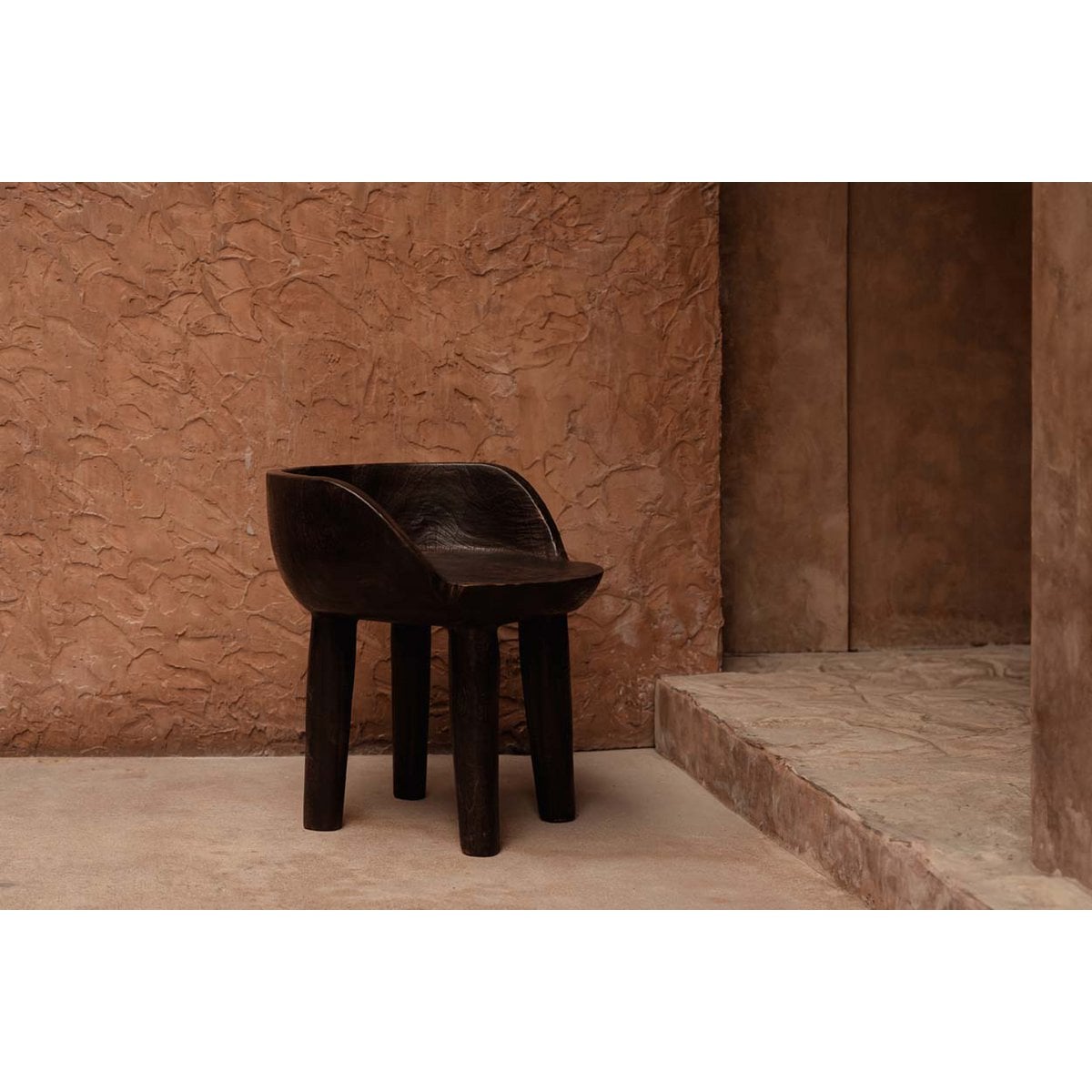 Niedriger Stuhl aus Holz dunkelbraun mit Schalenform | VIA X SELECTION
